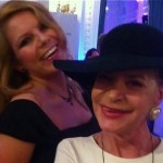 Barbara Engel und Moderatorin Gila Thieleke amüsieren sich bei Movie meets Media.