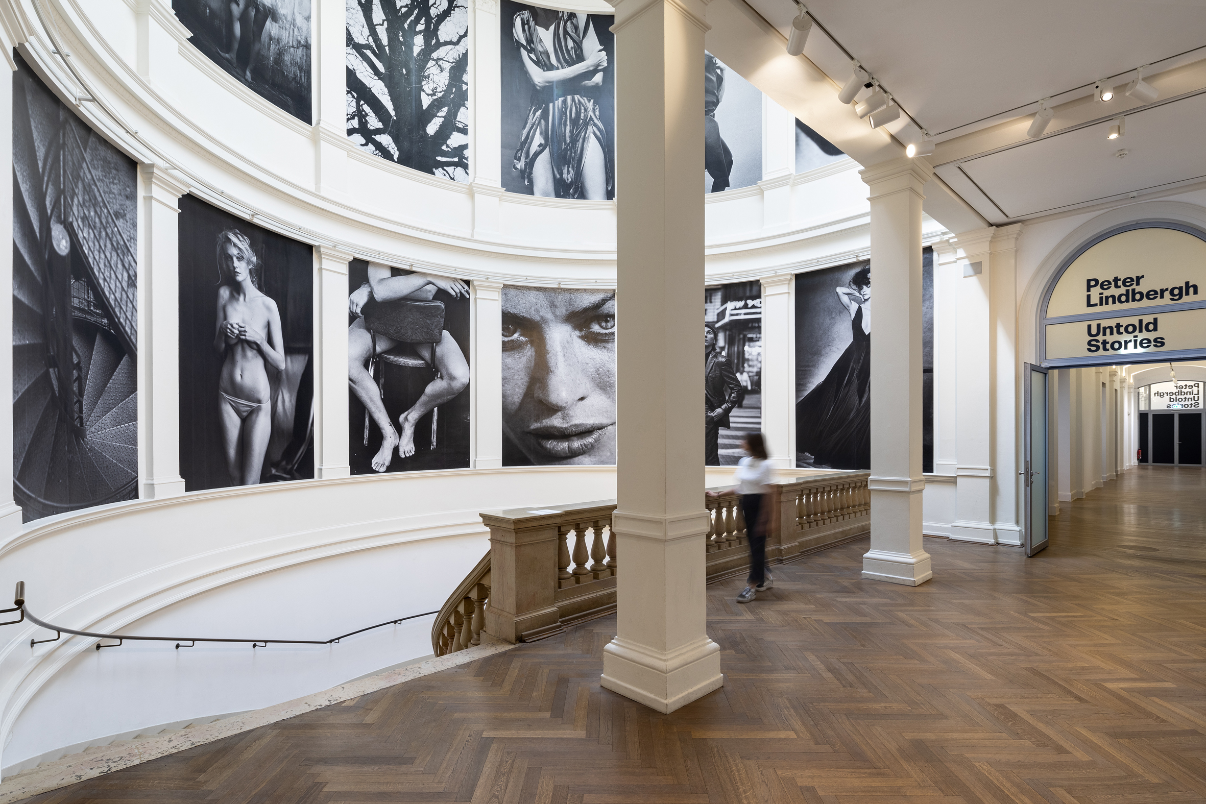 In ihr hängen die imposanten Bilder Lindberghs - die Wandeltreppe im Museum für Kunst und Gewerbe, Foto: Henning Rogge